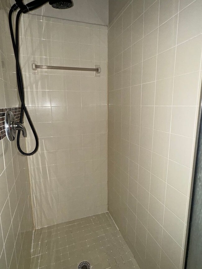 Building Photo - Spacious open floor plan 2/2 located in highly desirable Siesta Lago!