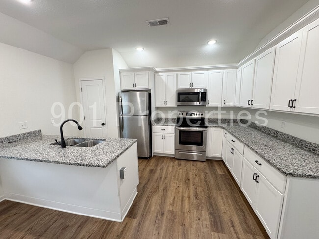 Building Photo - 565 Fernwood Dr