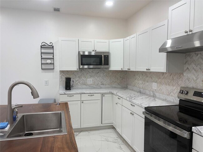 Building Photo - 976 SW Hamlet Cir