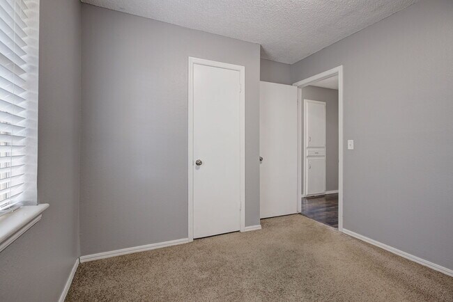 Building Photo - 916 S Patterson Dr