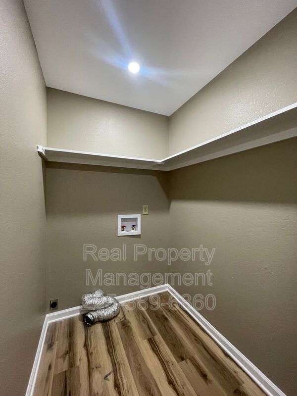 Building Photo - 4225 W Central Ave