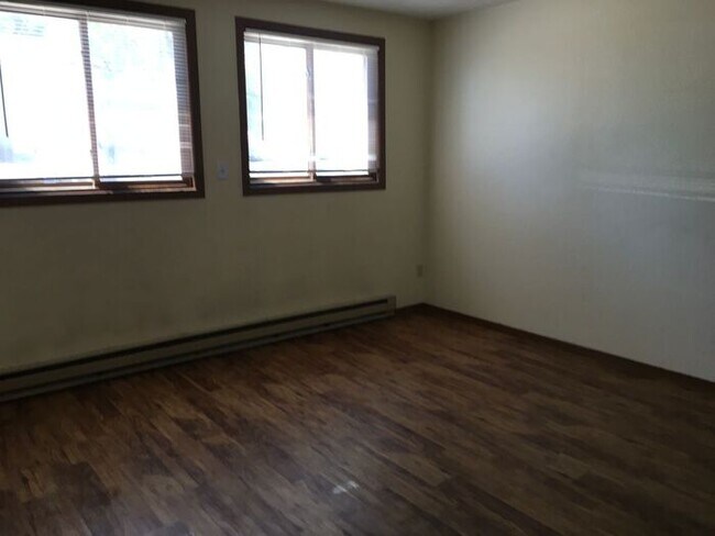 Building Photo - 6 Month lease special $100/mo off per mont...