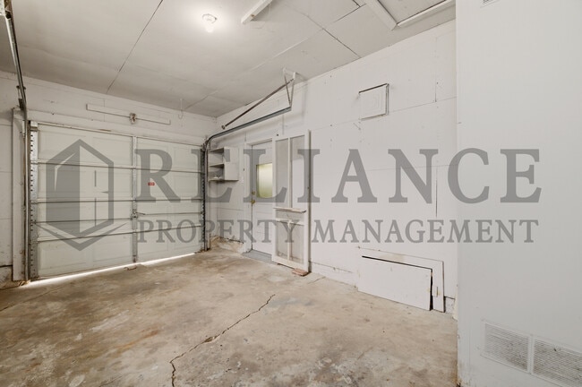 Building Photo - 1458 N Old Manor Rd