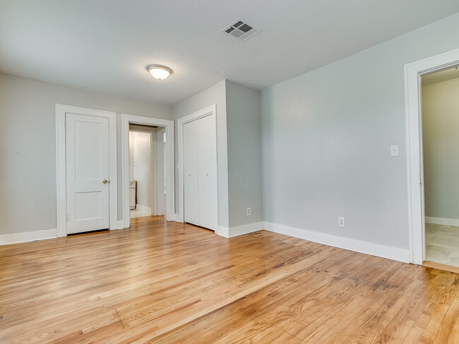 Building Photo - Updated DUPLEX + Minutes away from The Plaza, Paseo, Midtown, Uptown District!