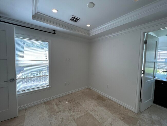 Building Photo - 252 Oleander Ave