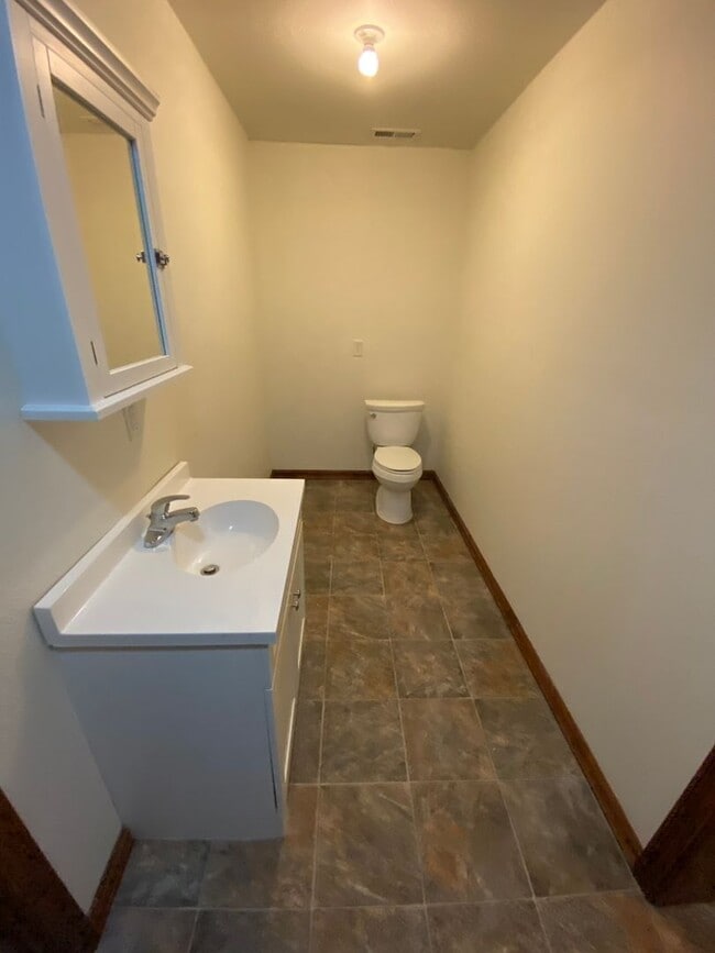 Building Photo - Spacious 2500 sq ft Apartment with Breathtaking Views!!