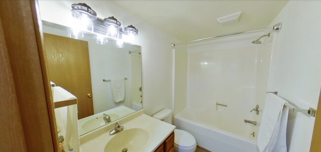 Building Photo - 3D Tour Available - Washer & Dryer In Unit...