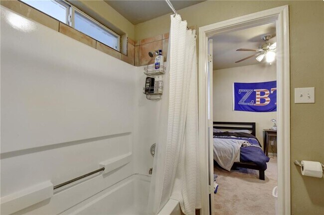 Building Photo - 4X2 West Campus Condo Under $900 Per Bedroom