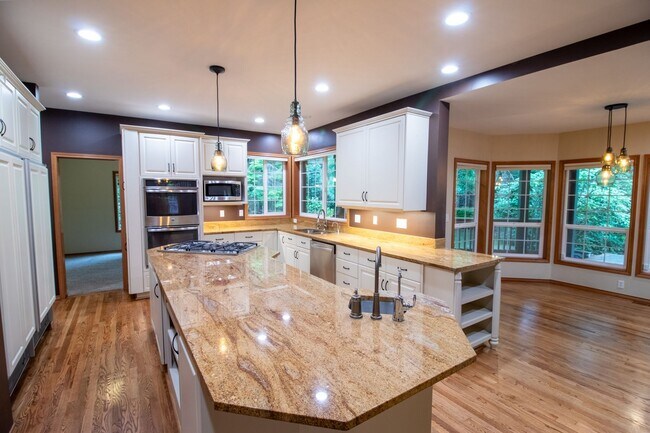 Building Photo - 4bd/2.5ba Redmond Home