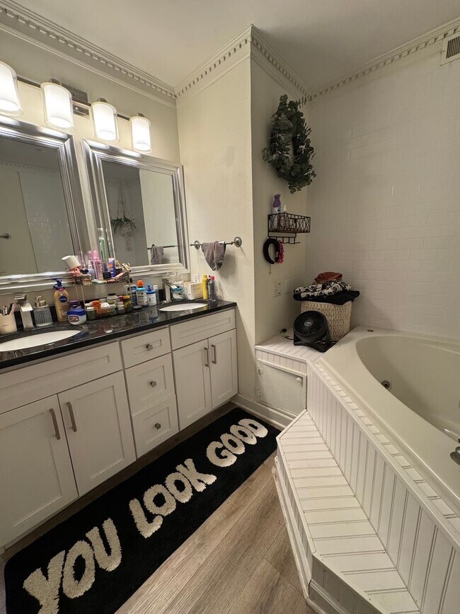Building Photo - Spacious Renovated 3-Bedroom Condo Near UT...
