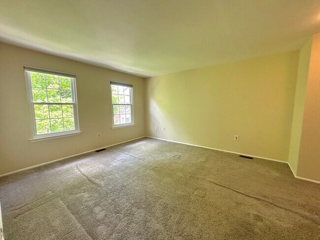 Building Photo - 2 bedrooms, 2.5 bathrooms