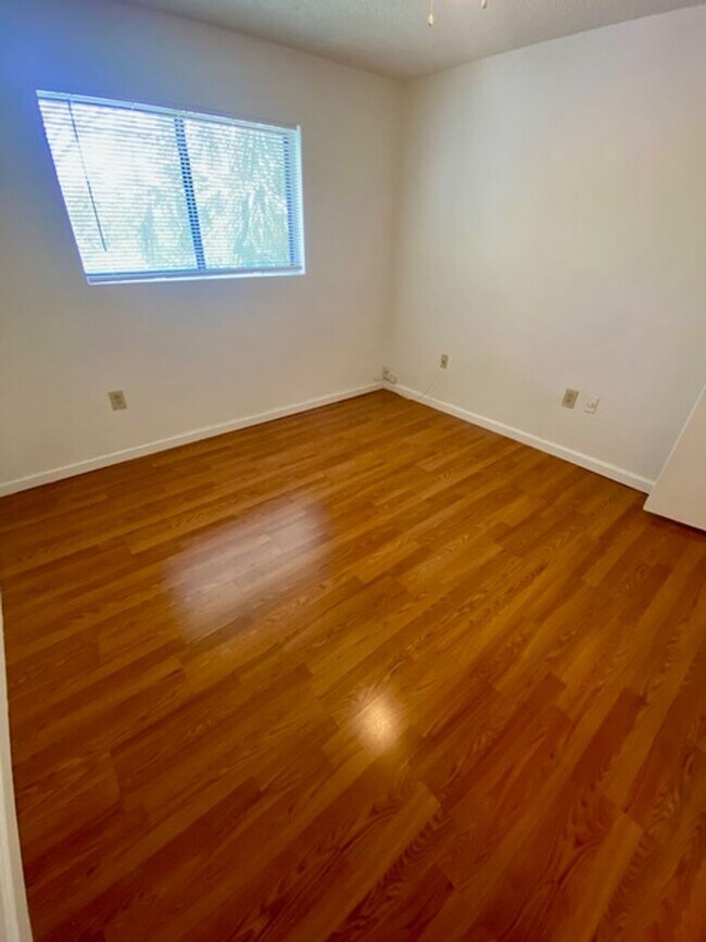 Building Photo - 351 Palm Way