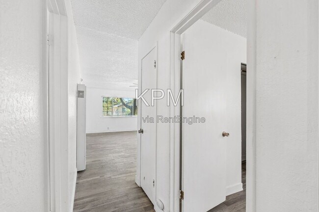 Building Photo - 527 N Lillian Ave
