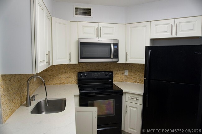 Building Photo - 213 Lake Pointe Dr
