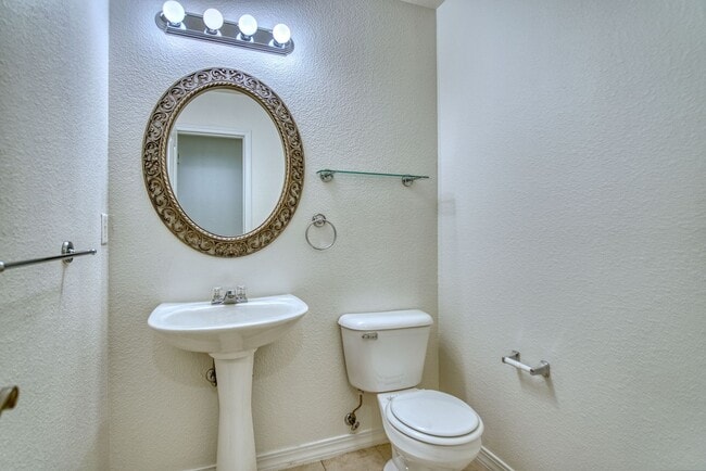 Building Photo - Beautiful Quail Crossing Townhome – Walk t...