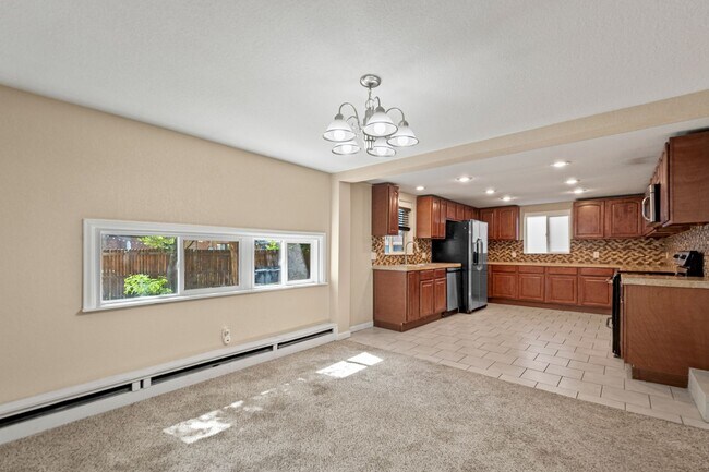 Building Photo - Fantastic Home in City Park North - Has it...