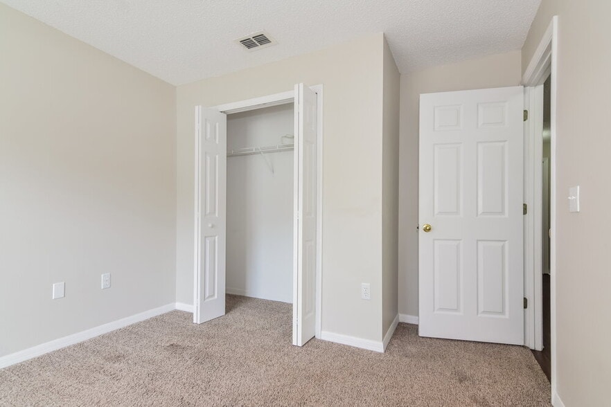 Building Photo - 5919 Lake Front Dr