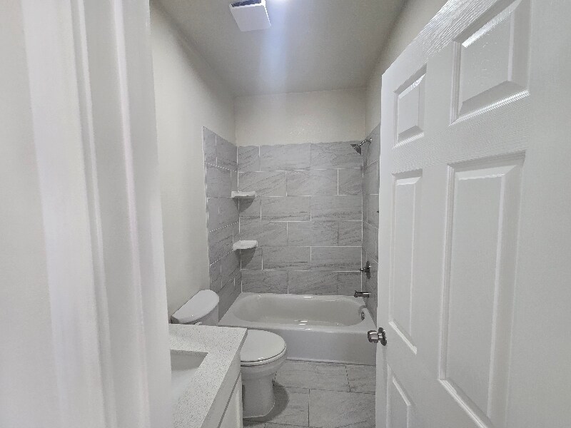 Building Photo - 512 S Hackberry St