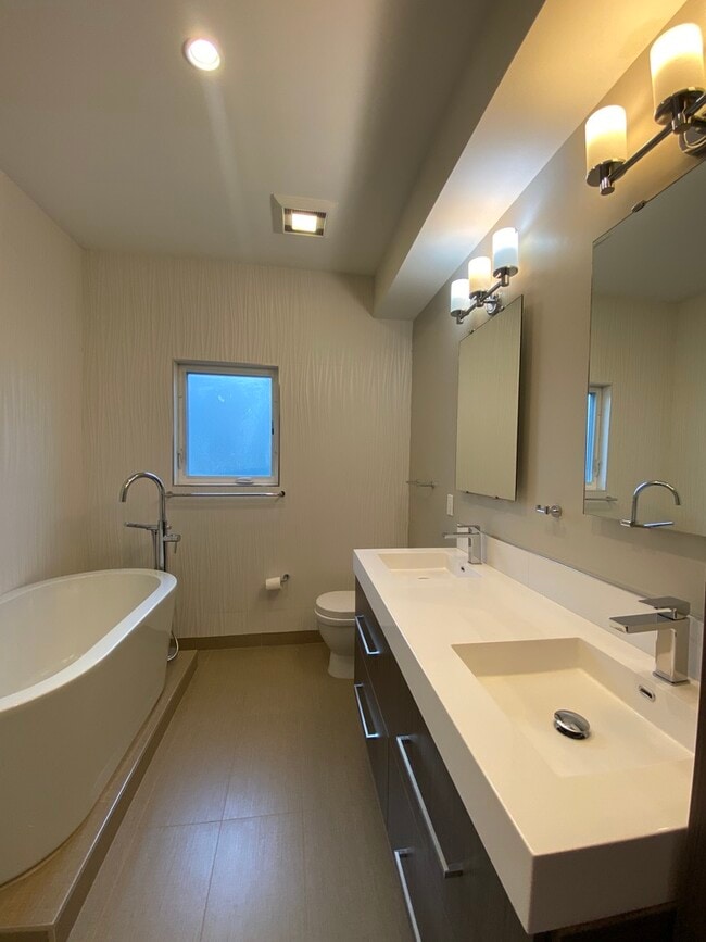 Building Photo - 2131 Carlmont Dr