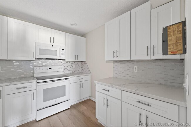 Building Photo - 4467 Carambola Cir S