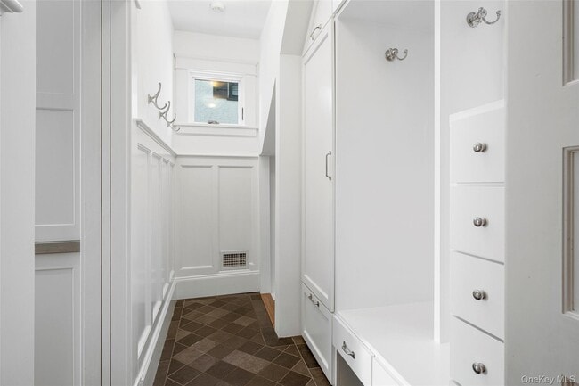 Building Photo - 5 Gerlach Pl