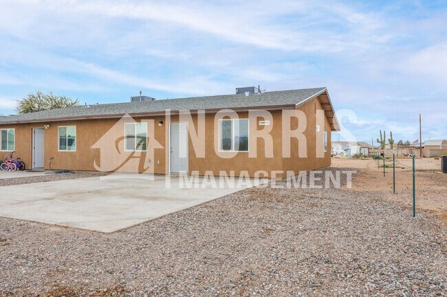 Building Photo - 4020 N Montezuma Dr