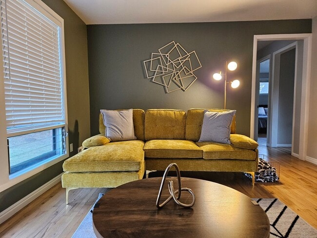 Building Photo - Fully Furnished Mid Century Charmer- month to month/midterm/short term, 3 bedrooms, highly desira...