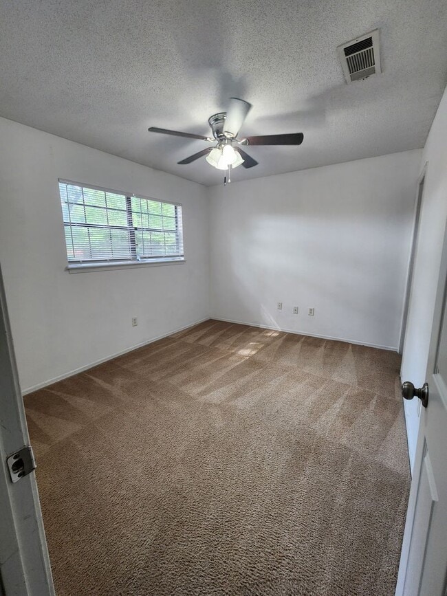 Building Photo - 1105 Kelly Dr