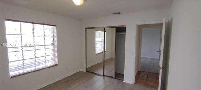 Building Photo - 659 Verona Pl