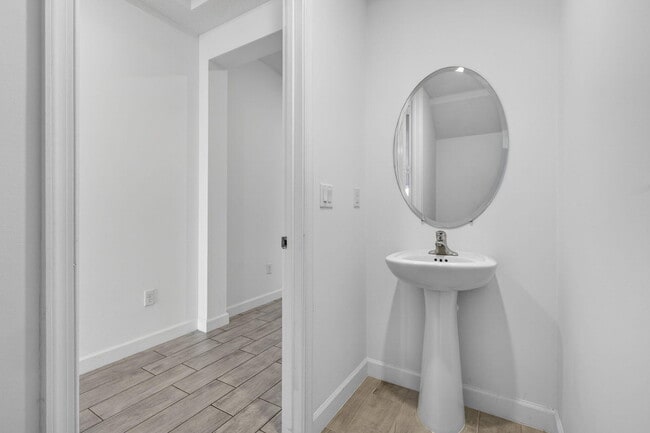 Building Photo - 4408 Hemlock Dr