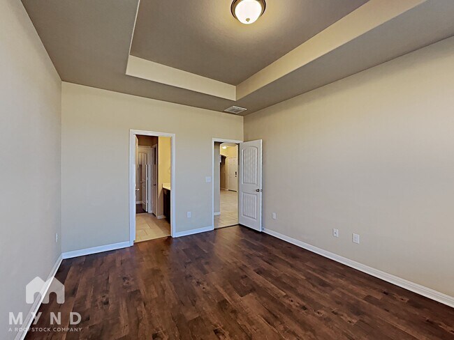 Building Photo - 429 Epiphany Ln