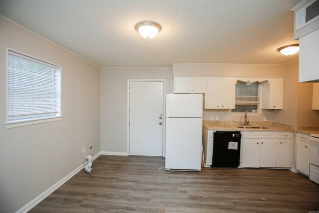 Building Photo - 2100 Virginia Dr