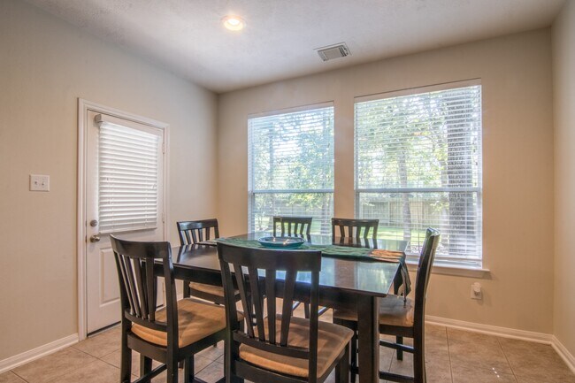 Building Photo - 15 Aquiline Oaks Pl