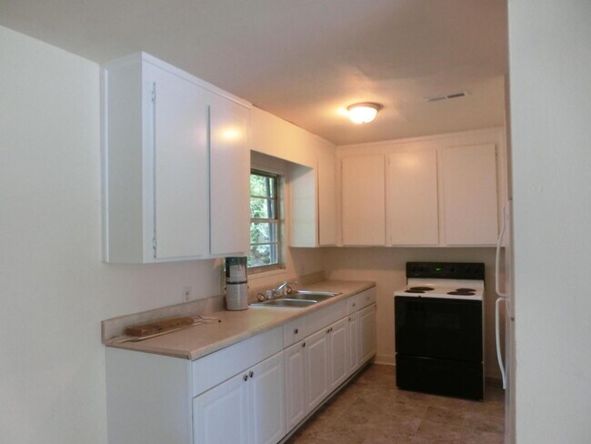 Building Photo - Updated West Ashley Home, 10 minutes to Do...