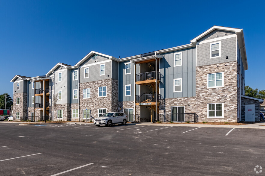 Main Building - Hedge Lane Apartments