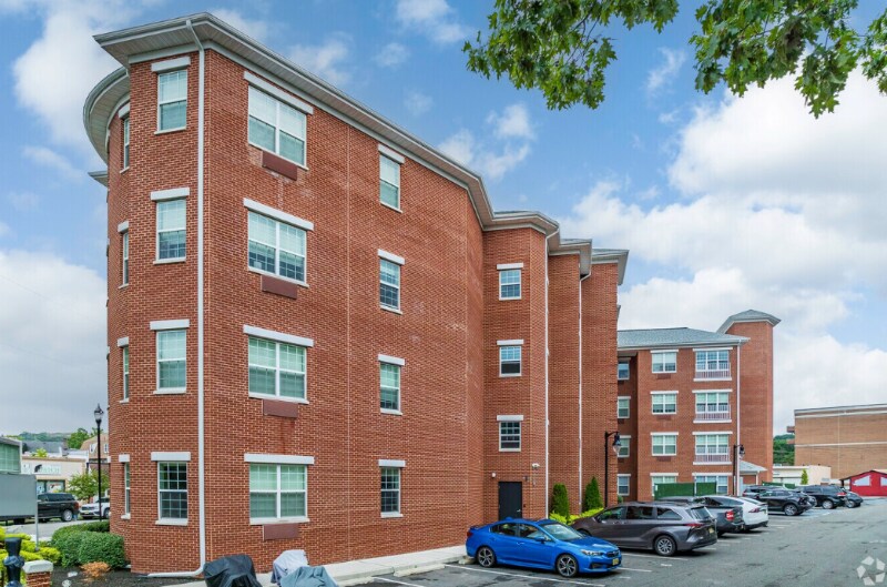 Building Photo - 21 Lakeside Ave