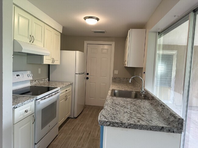 Building Photo - Charming Home in the Center of Town