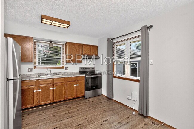 Building Photo - 1614 NW Applewood St