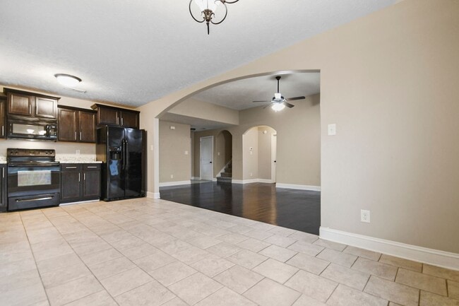 Building Photo - Pet Friendly Three Bedroom!