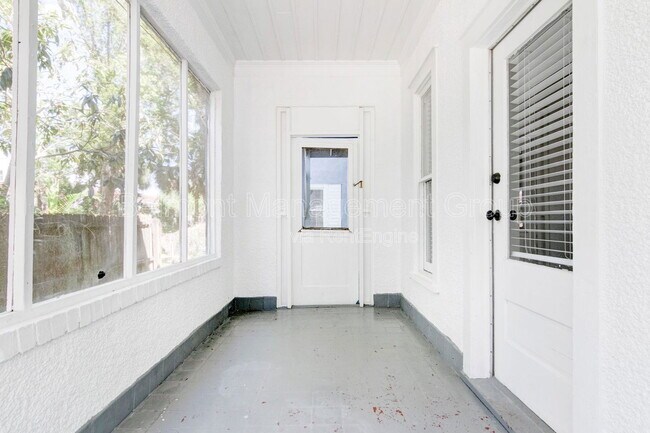 Building Photo - 606 S Park Ave