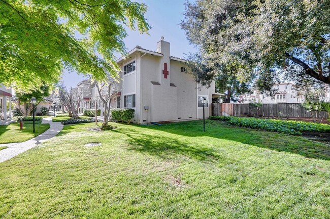 Building Photo - 2bed/2.5bath Townhouse with Updated Kitchen!