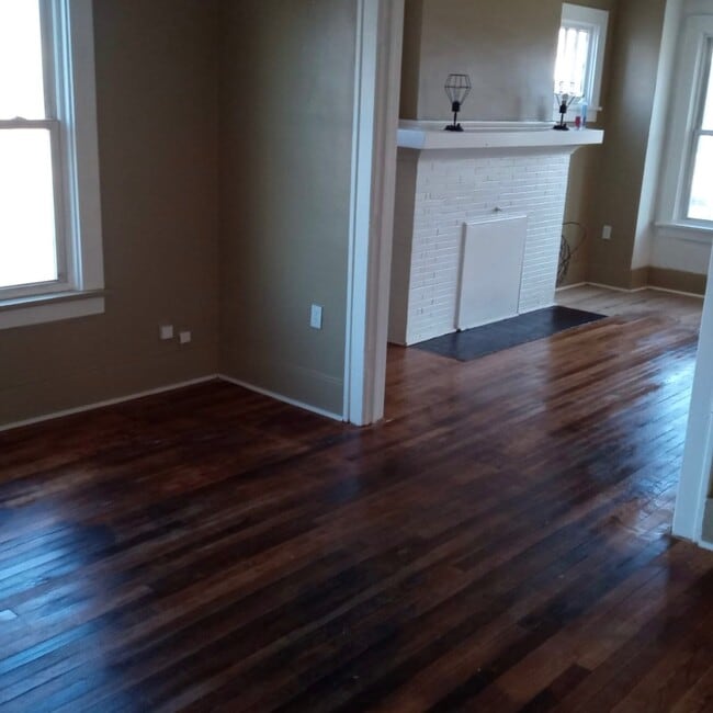 Building Photo - 1928 Gladstone St