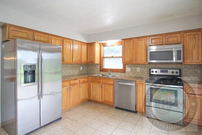 Building Photo - 3 Bedroom 1.5 Bathroom Home Located Minutes from Westroads Mall