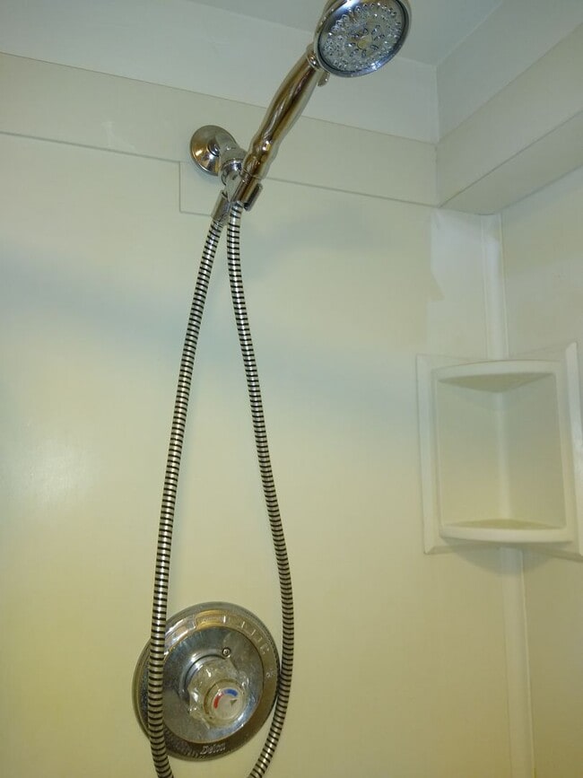 Building Photo - Alamo Placita Adorable 3 Bed 2 Bath Bungalow w/ CACH, Garage, Fenced Yard & More