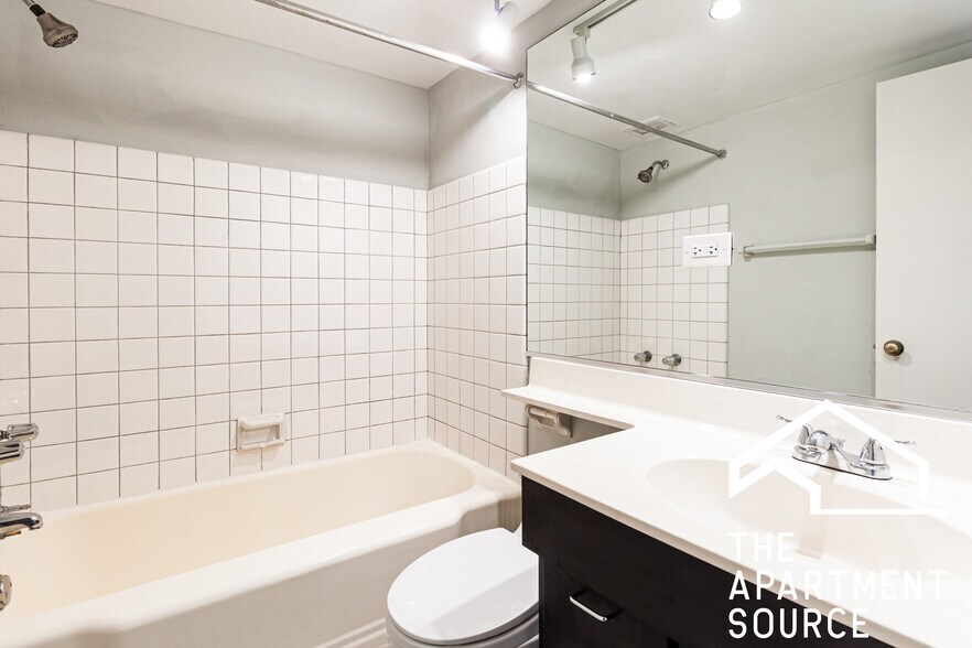 Building Photo - 445 W Wellington Ave