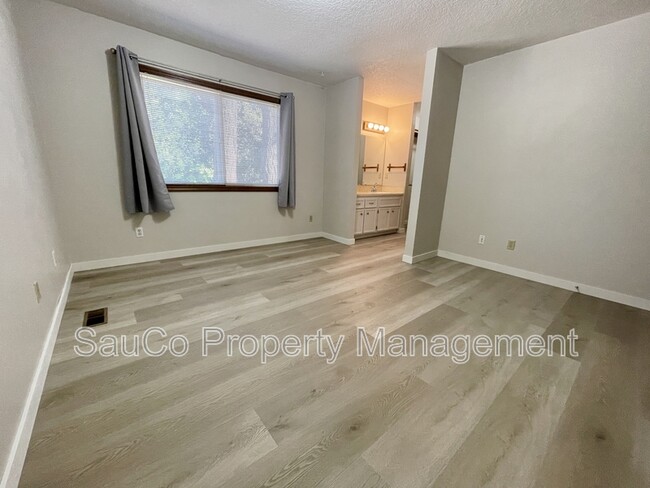 Building Photo - 324 SE 30th Ave