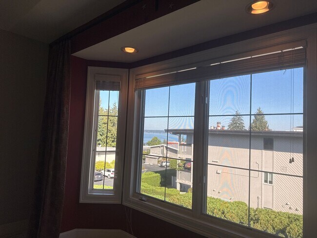Building Photo - Exceptional 3 bed, 3 bath in Houghton Kirk...