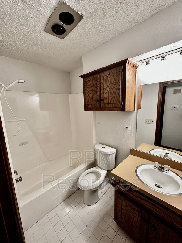 Building Photo - 7000 Woodlake Dr