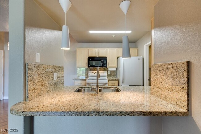 Building Photo - 950 Seven Hills Dr