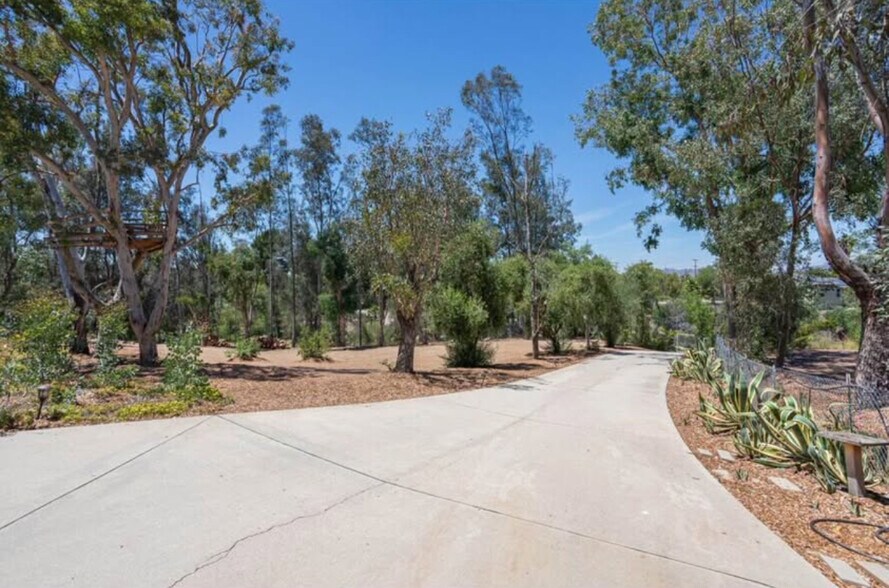 Building Photo - 35635 Glenoaks Rd